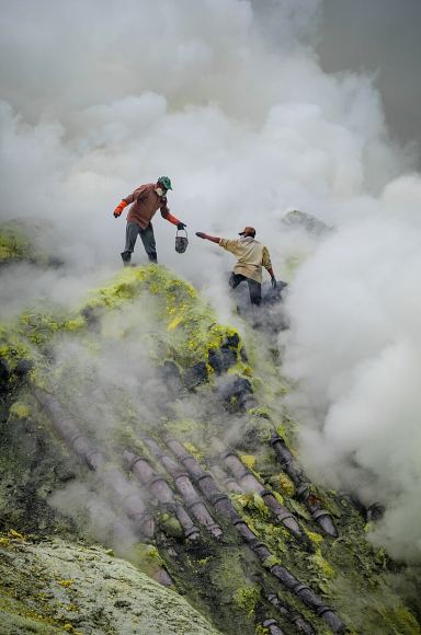 Traditional sulfur mining at Ijen. Candra Firmansyah. CC BU-SA 4.0.