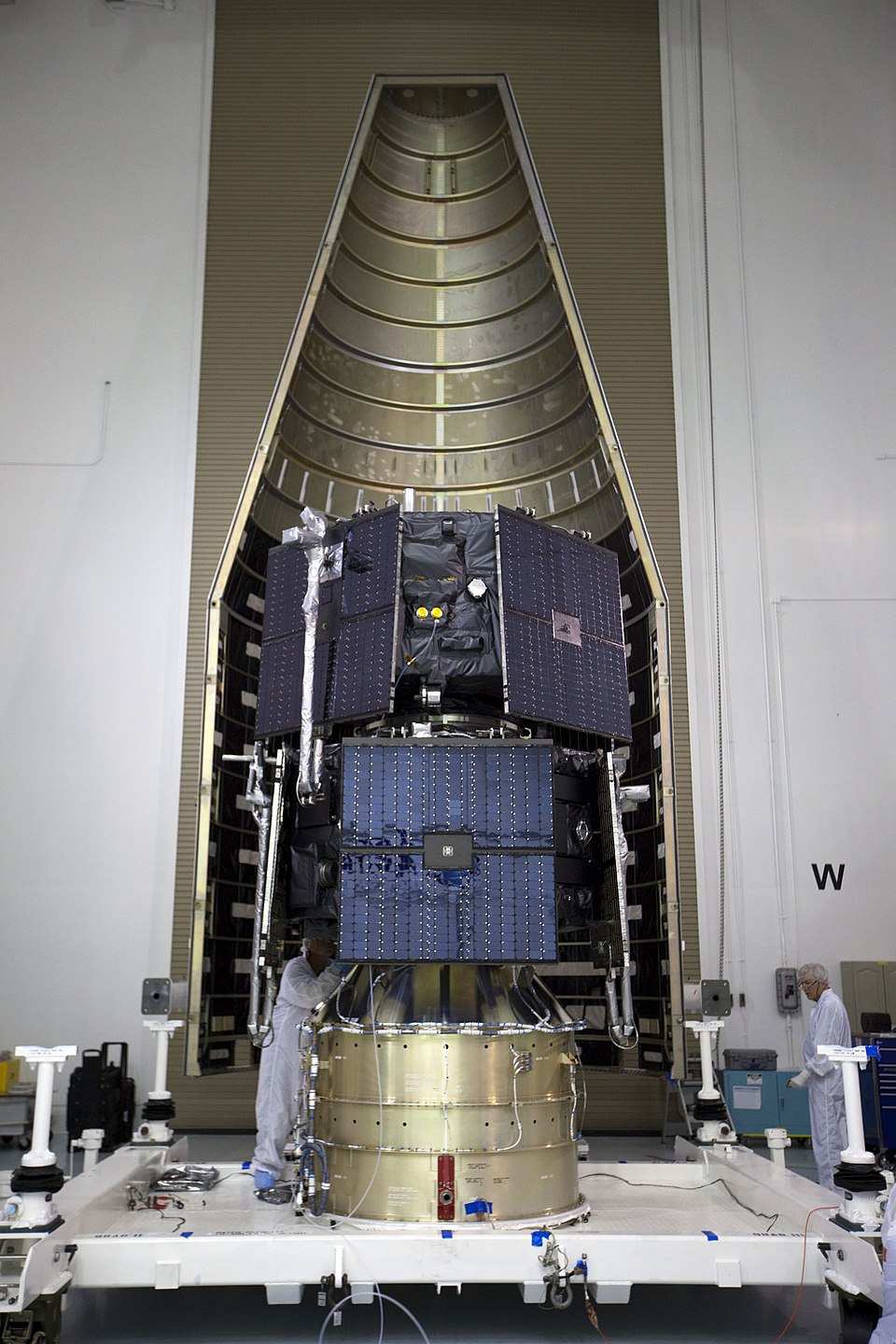 Van Allen Probe in front of the payload fairing (Credit : Kim Shiflett)