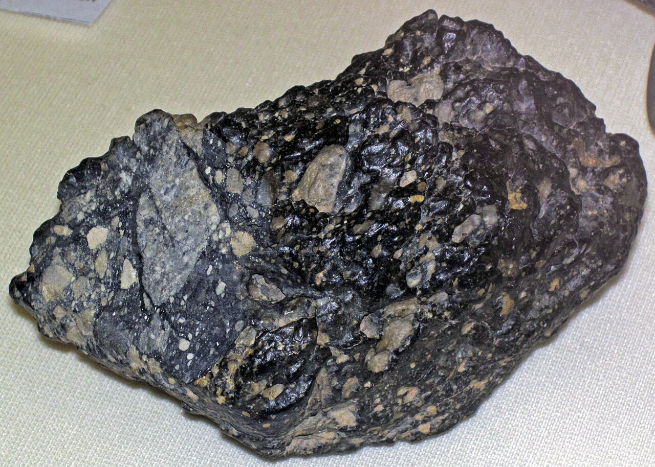 Lunar breccia meteorite like that used in this recent study (Credit : James St Johns)