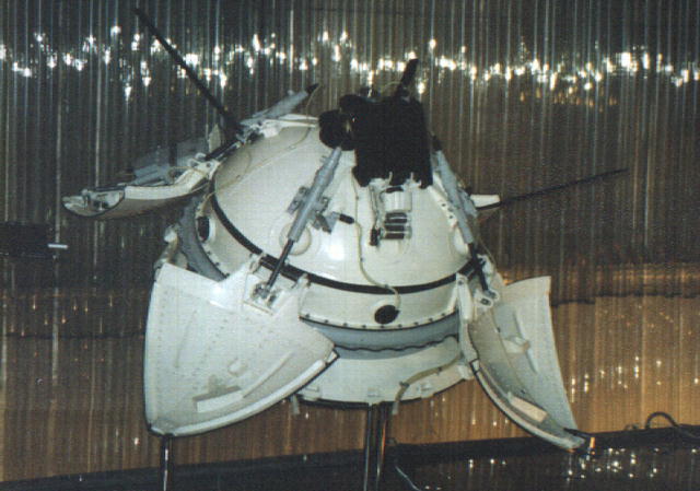A model of the Mars 3 lander with its petals open after landing. By NASA - http://nssdc.gsfc.nasa.gov/image/spacecraft/mars3_lander_vsm.jpg, Public Domain, https://commons.wikimedia.org/w/index.php?curid=14634254