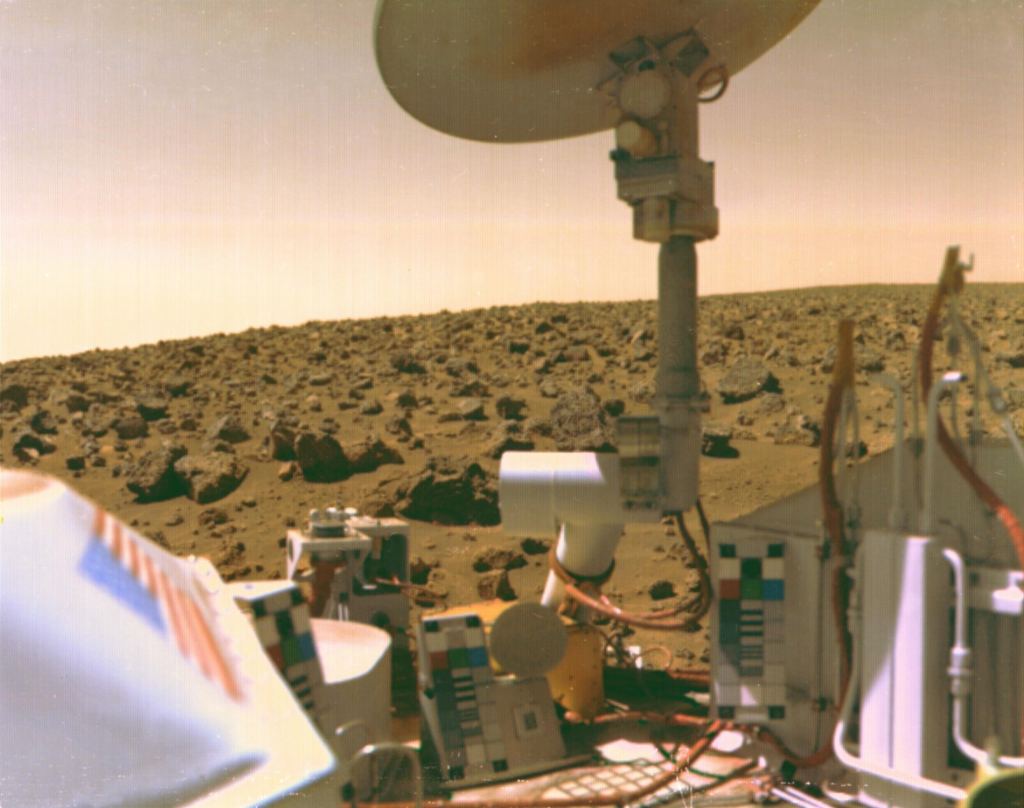 The Viking 2 lander on Mars, at Utopia Planitia. The seismometer is the small box between the color calibration targets left of center on the top of the lander’s equipment bay. (NASA/JPL)